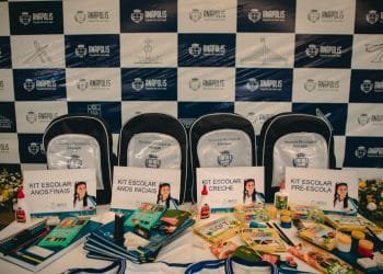 Estudantes do Munir Calixto recebem materiais escolares, mochilas, uniformes e tênis