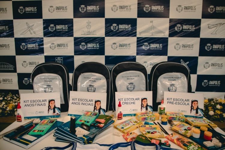 Estudantes do Munir Calixto recebem materiais escolares, mochilas, uniformes e tênis