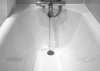 Esposa alega que engravidou sozinha em banheira de hotel, e marido vai à Justiça