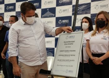 Roberto Naves entrega quadra, reforma e ampliação da Escola Municipal Cora Coralina