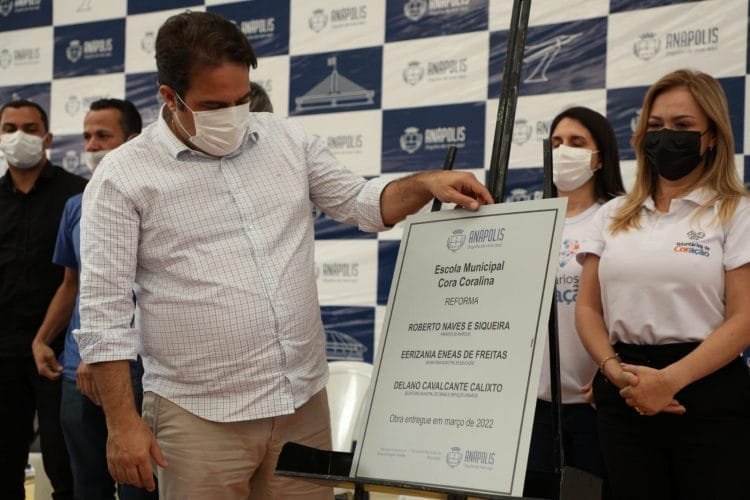 Roberto Naves entrega quadra, reforma e ampliação da Escola Municipal Cora Coralina