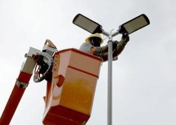 Prefeitura instala mais de 3,9 mil lâmpadas LED em ruas e avenidas
