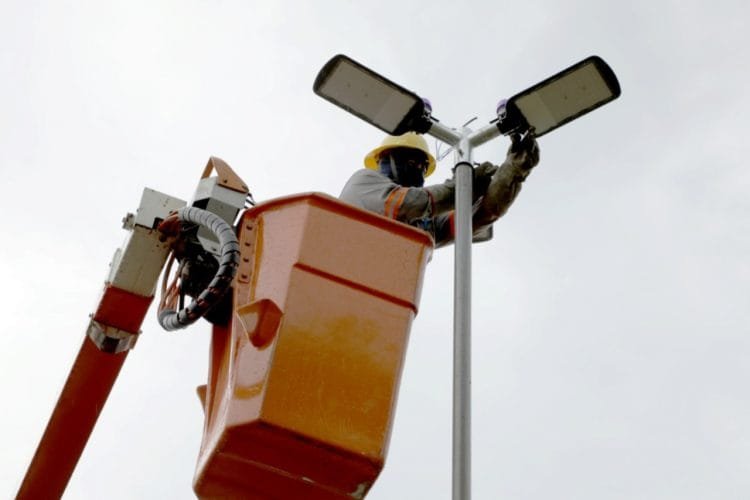 Prefeitura instala mais de 3,9 mil lâmpadas LED em ruas e avenidas