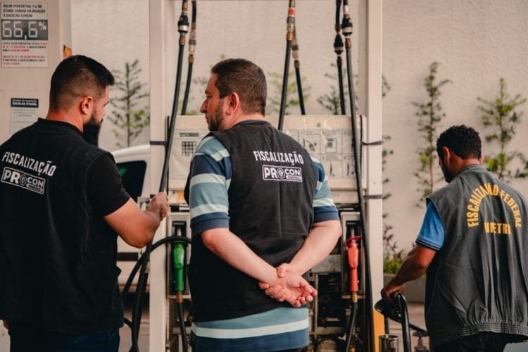 Procon Anápolis e Inmetro realizam fiscalização conjunta em postos de combustíveis