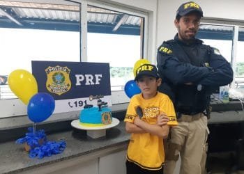 Com sonho de ser policial rodoviário, menino é surpreendido pela PRF em festa de aniversário, na unidade operacional da BR-060, em Anápolis
