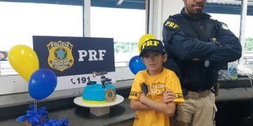 Com sonho de ser policial rodoviário, menino é surpreendido pela PRF em festa de aniversário, na unidade operacional da BR-060, em Anápolis