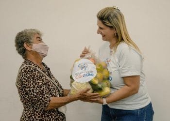 Programa Voluntários de Coração entrega cestas com frutas, verduras e legumes para moradores da região Leste
