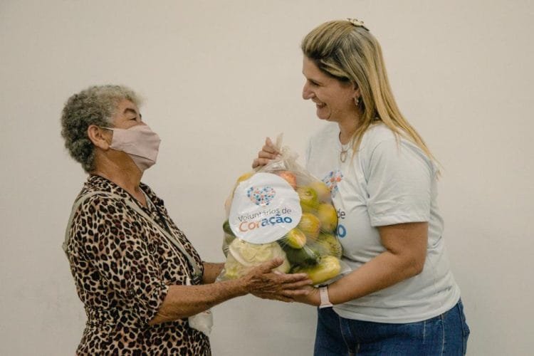 Programa Voluntários de Coração entrega cestas com frutas, verduras e legumes para moradores da região Leste