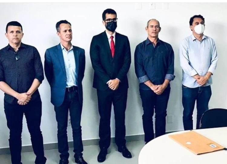 Vereadores se reúnem com promotor do Ministério Público referente aos fios soltos nos postes