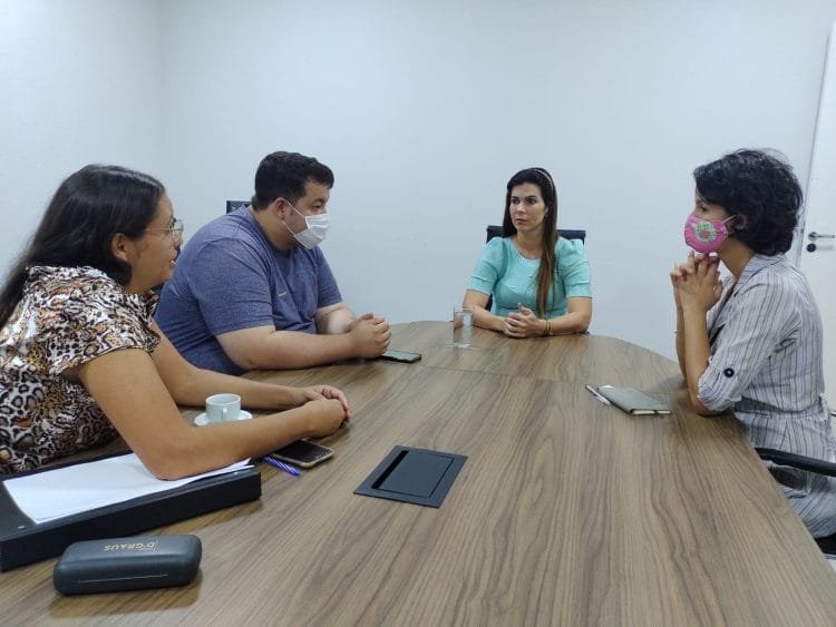 Vereadora Thaís Souza se reúne com ativistas contra o abandono de animais de Gameleira de Goiás