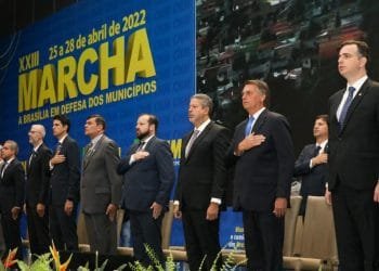 Bolsonaro, Lira e Pacheco prometem melhorias a prefeitos