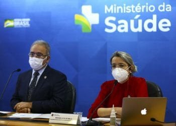 Média móvel de óbitos volta aos patamares do início da onda da Ômicron