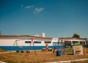 Prefeitura entrega reforma de escola e anuncia convocação de cuidadores para a rede municipal