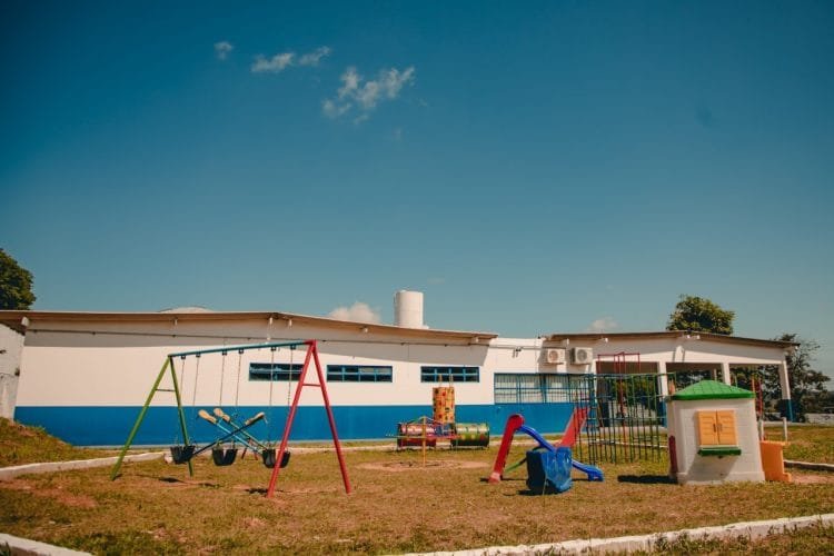 Prefeitura entrega reforma de escola e anuncia convocação de cuidadores para a rede municipal