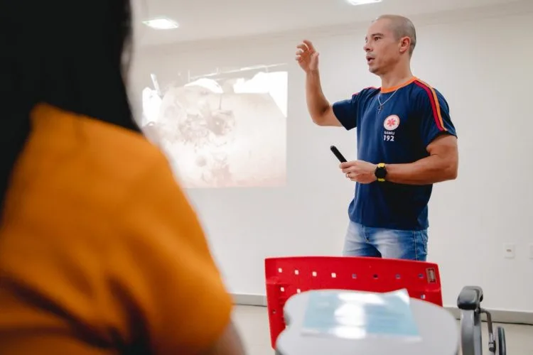 Servidores da área de saúde e educação fazem treinamento de primeiros socorros