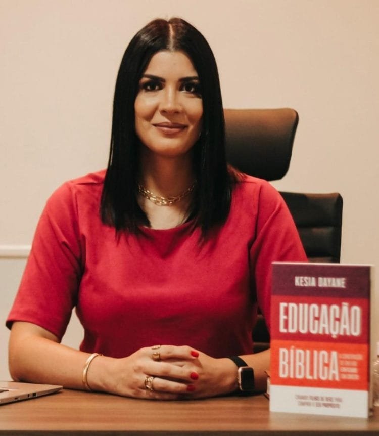 Pastora da Church City Kesia Daiane, lança livro sobre Educação Bíblica