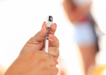 Ministério da Saúde recomenda segunda dose de reforço contra a Covid-19 para idosos acima de 60 anos