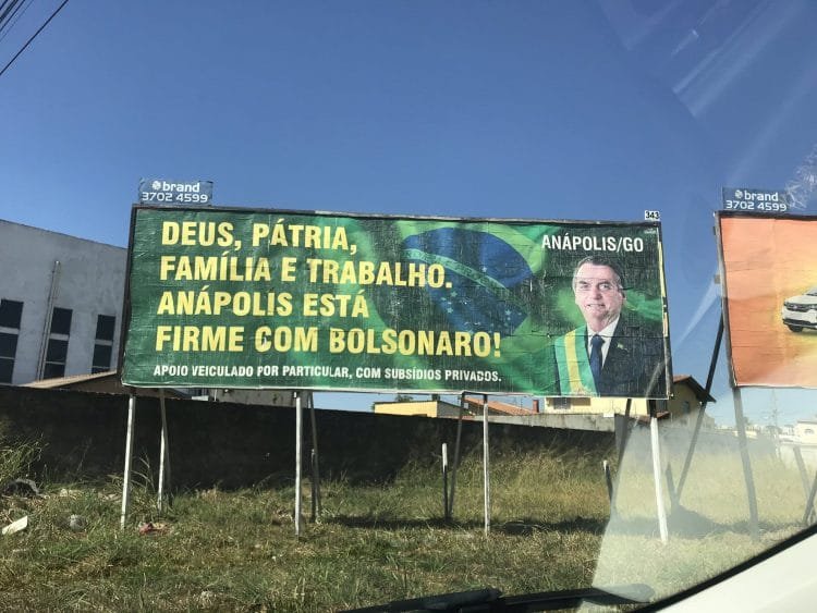 TSE rejeita pedido do PT para remover outdoors pró-Bolsonaro