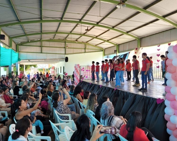 Emoção e conscientização contra a dengue marcaram celebrações das mães nas escolas municipais