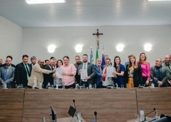 Roberto Naves entrega ao legislativo projeto de lei para doação de 2,8 mil lotes