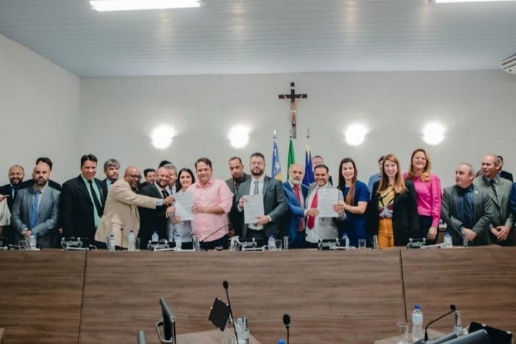 Roberto Naves entrega ao legislativo projeto de lei para doação de 2,8 mil lotes