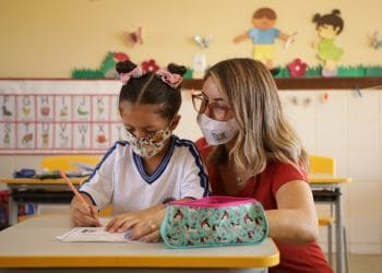 Prefeitura contrata 200 cuidadores para acompanhar estudantes com deficiência