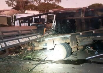 Colisão na BR 414 entre um automóvel e dois veículos pesados deixa cinco pessoas feridas