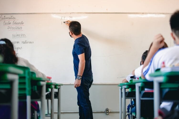 Comissão é criada para debater plano de carreira dos professores e profissionais da Educação