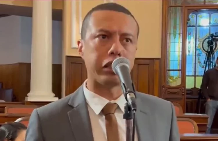 Vereador chama parlamentar trans de homem e é condenado