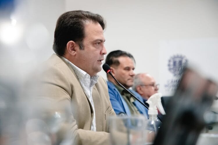 Prefeito Roberto Naves garante convocação e continuidade de concursos públicos para professores em Anápolis