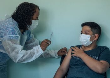 Anápolis inicia aplicação de reforço em adolescentes de 12 a 17 anos