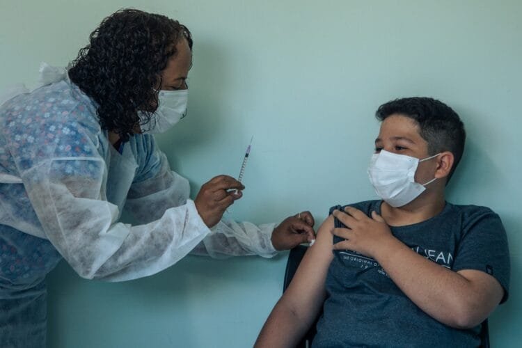 Anápolis inicia aplicação de reforço em adolescentes de 12 a 17 anos