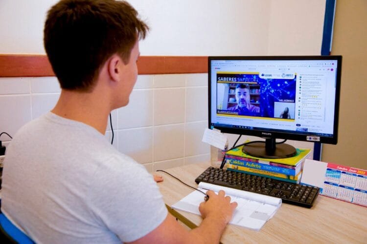 Professores da rede recebem formação em áreas aplicadas à atual realidade escolar