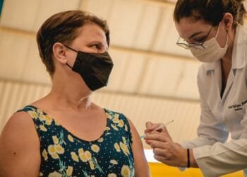 Prefeitura inicia aplicação da quarta dose em pessoas com 50 anos e profissionais de saúde