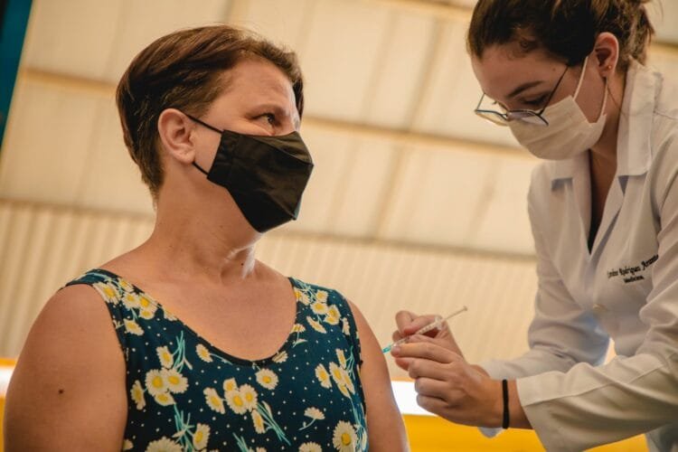 Prefeitura inicia aplicação da quarta dose em pessoas com 50 anos e profissionais de saúde