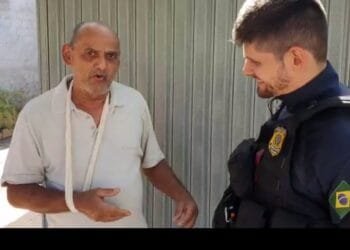 Ciclista envolve em acidente com carretinha, tem forte hemorragia no braço, e sangue é estancado por policial