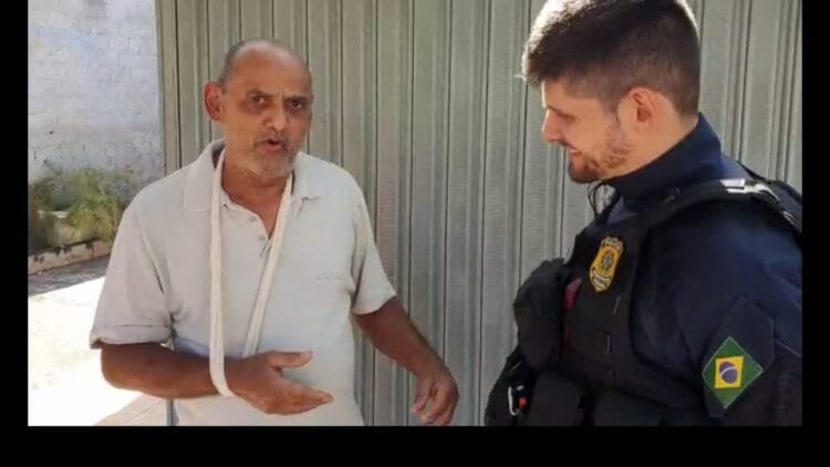 Ciclista envolve em acidente com carretinha, tem forte hemorragia no braço, e sangue é estancado por policial