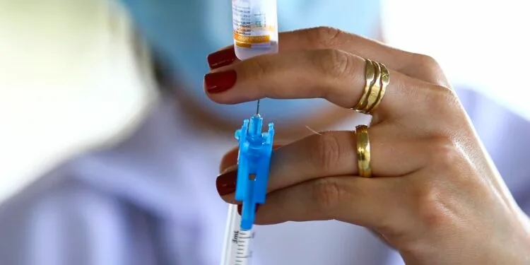 Ministério da Saúde anuncia quarta dose de vacina contra Covid-19 para pessoas acima de 40 anos