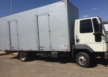 Homem é preso com veículo furtado no DF e placas falsas, em Anápolis