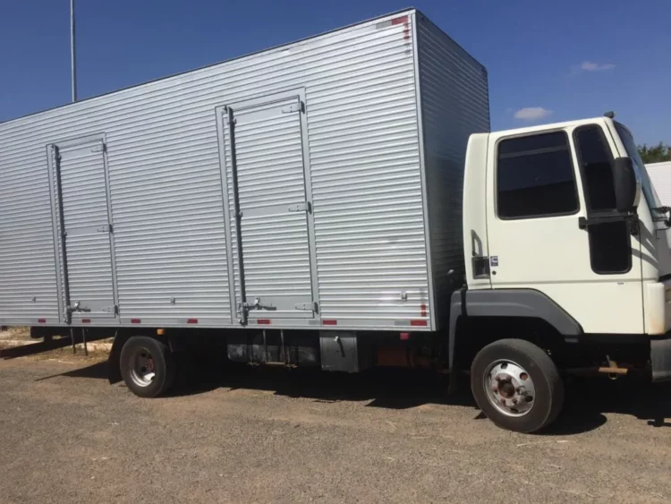 Homem é preso com veículo furtado no DF e placas falsas, em Anápolis