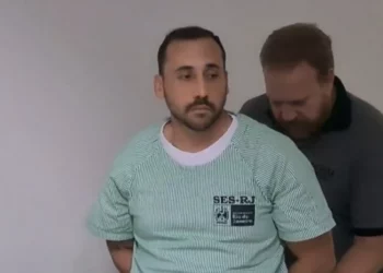 Defesa de anestesista preso por estupro no RJ abandona o caso