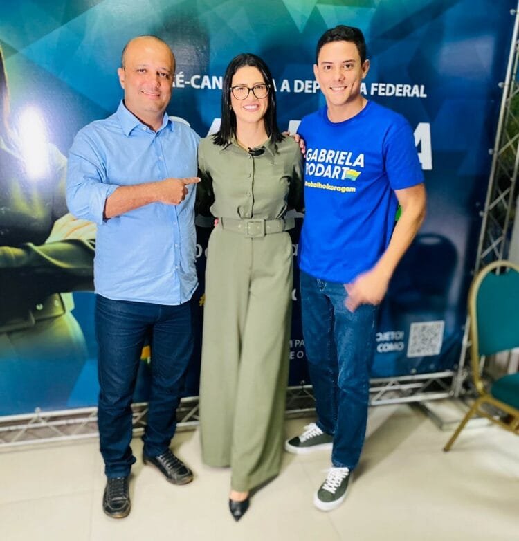 Em Goiânia, Vitor Hugo recebe título de cidadão e apoio da vereadora Gabriela Rodart