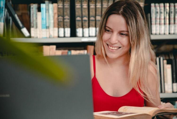 Prefeitura inicia período para renovação das bolsas universitárias do Programa Graduação