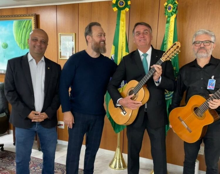 Vitor Hugo proporciona encontro de violeiros goianos com presidente Bolsonaro