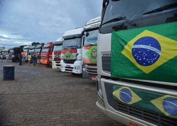 Bolsonaro quer auxílio dobrado para caminhoneiros em agosto