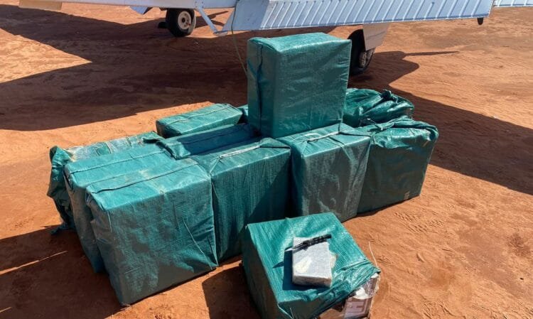 FAB intercepta avião com 500 quilos de cocaína
