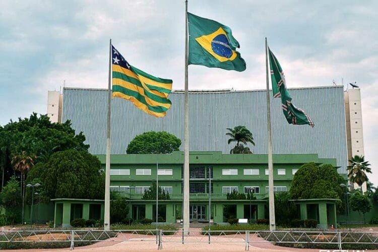 Governo de Goiás concede progressão salarial para mais de 7 mil professores e servidores da Educação