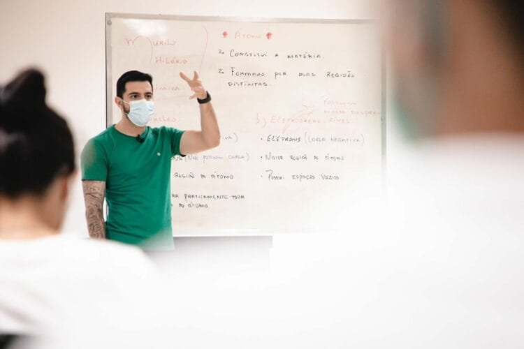 Gestão municipal propõe avanços na carreira dos professores municipais