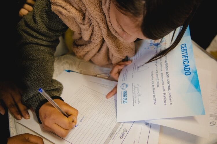 Espaço da Oportunidade oferece curso de auxiliar de farmácia de manipulação e operador de empilhadeira