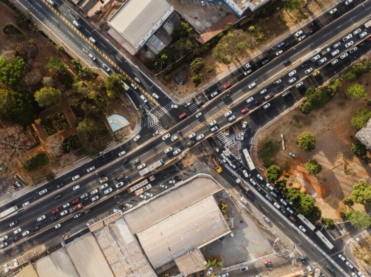 Cruzamento da Avenida Brasil com Avenida Goiás está parcialmente interditado para reparos na rede pluvial